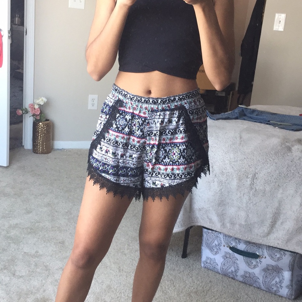 Printed shorts with elephant detailing